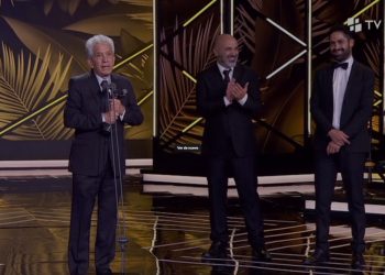 Cergio Prudencio recibe el Premio Platino por Mejor Música Original en 'Utama'. Foto: Captura TV Ciudad