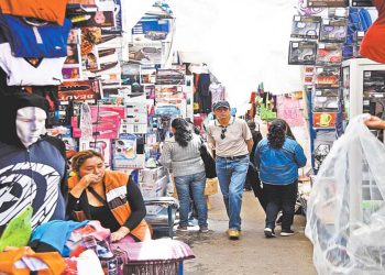 Puestos de comerciantes en la parte alta de la calle Uyustus, en la zona este de la ciudad de La Paz.