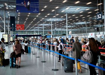 viajeros_en_aeropuerto_durante_pandemia.jpg