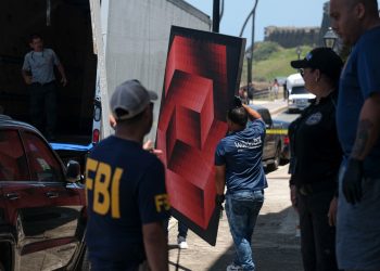 Agentes del FBI sacan obras de la fundación dedicada a Victor Vasarely. Foto: AFP