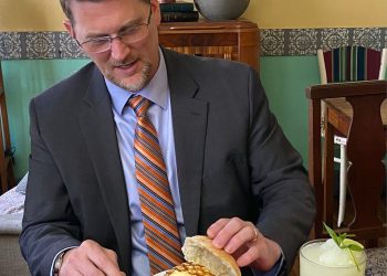Sándwich de palta y teleféricos, el gusto del subsecretario Wells al volver a La Paz
