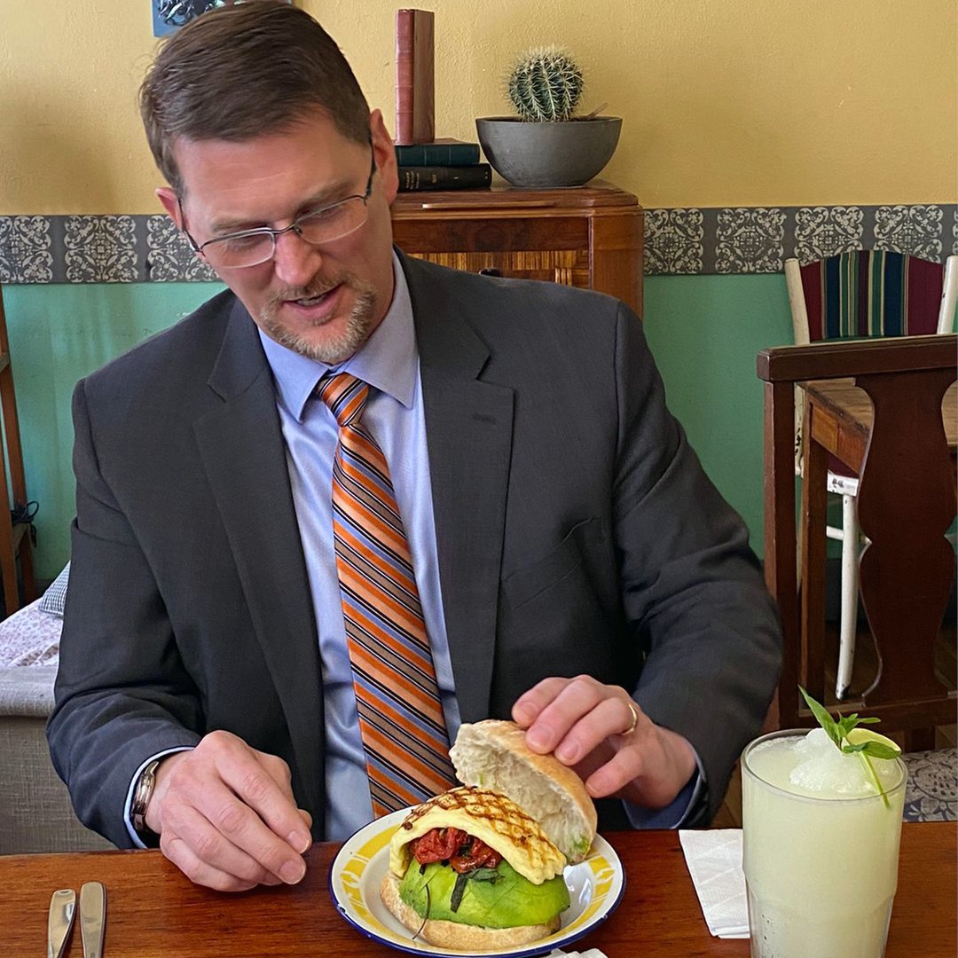 Sándwich de palta y teleféricos, el gusto del subsecretario Wells al volver a La Paz