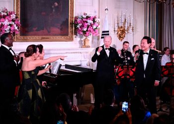 yoon_canta_en_la_casa_blanca